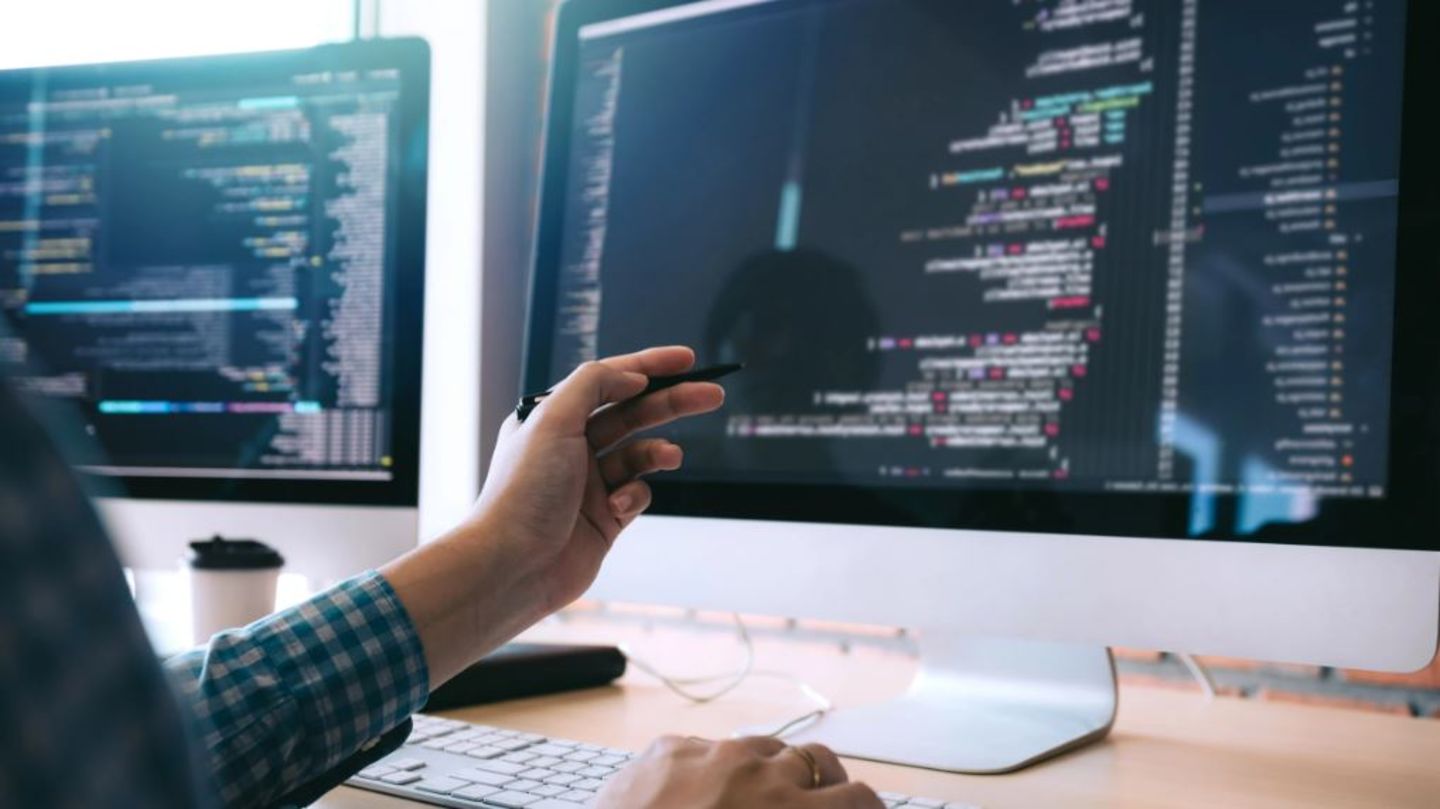 HiDubai-business-white-link-computer-new-economy-software-development-mankhool-dubai