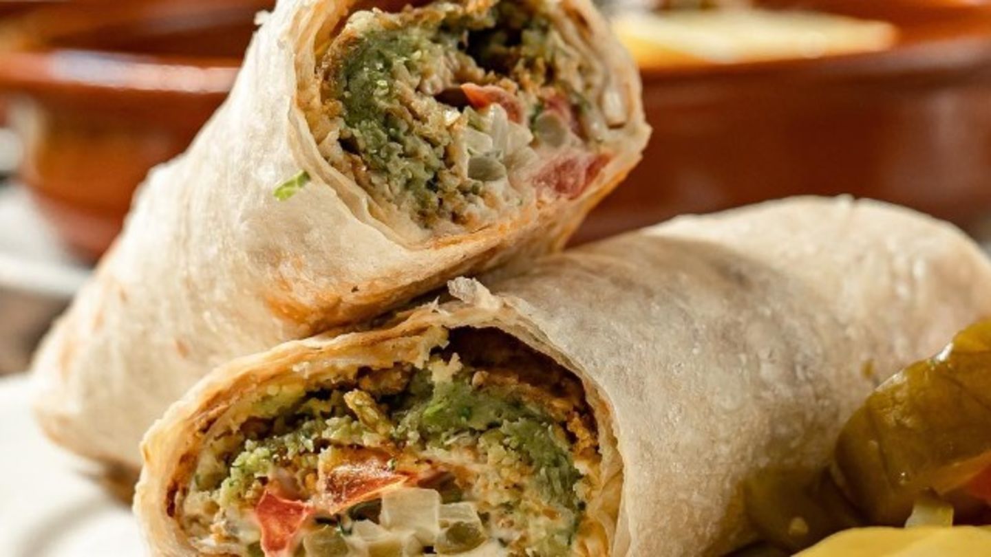 HiDubai-business-qasmieh-al-fawal-restaurant-food-beverage-restaurants-bars-al-warqaa-1-dubai