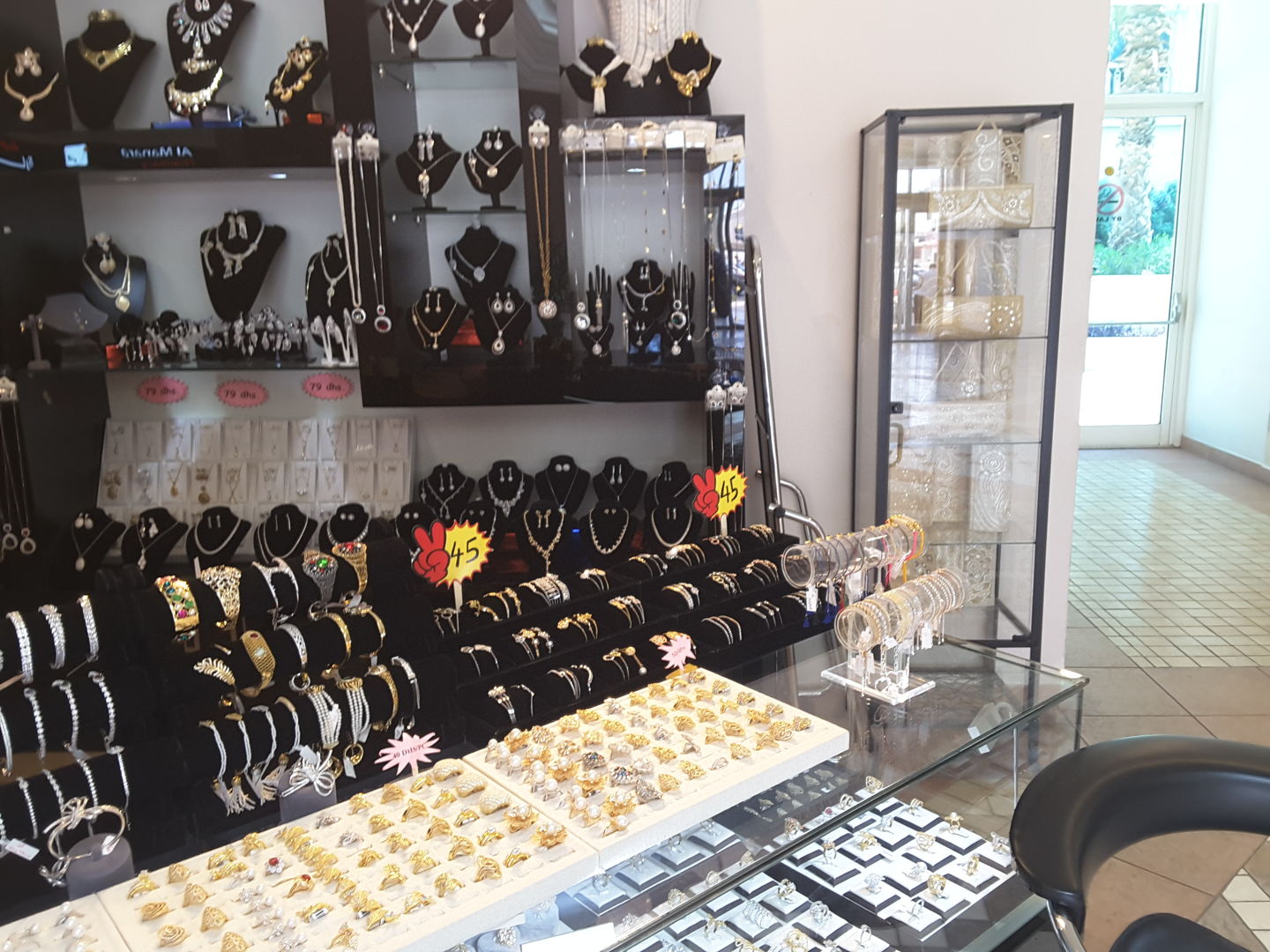 HiDubai-business-jing-jing-trading-shopping-jewellery-precious-stones-al-wasl-dubai-2