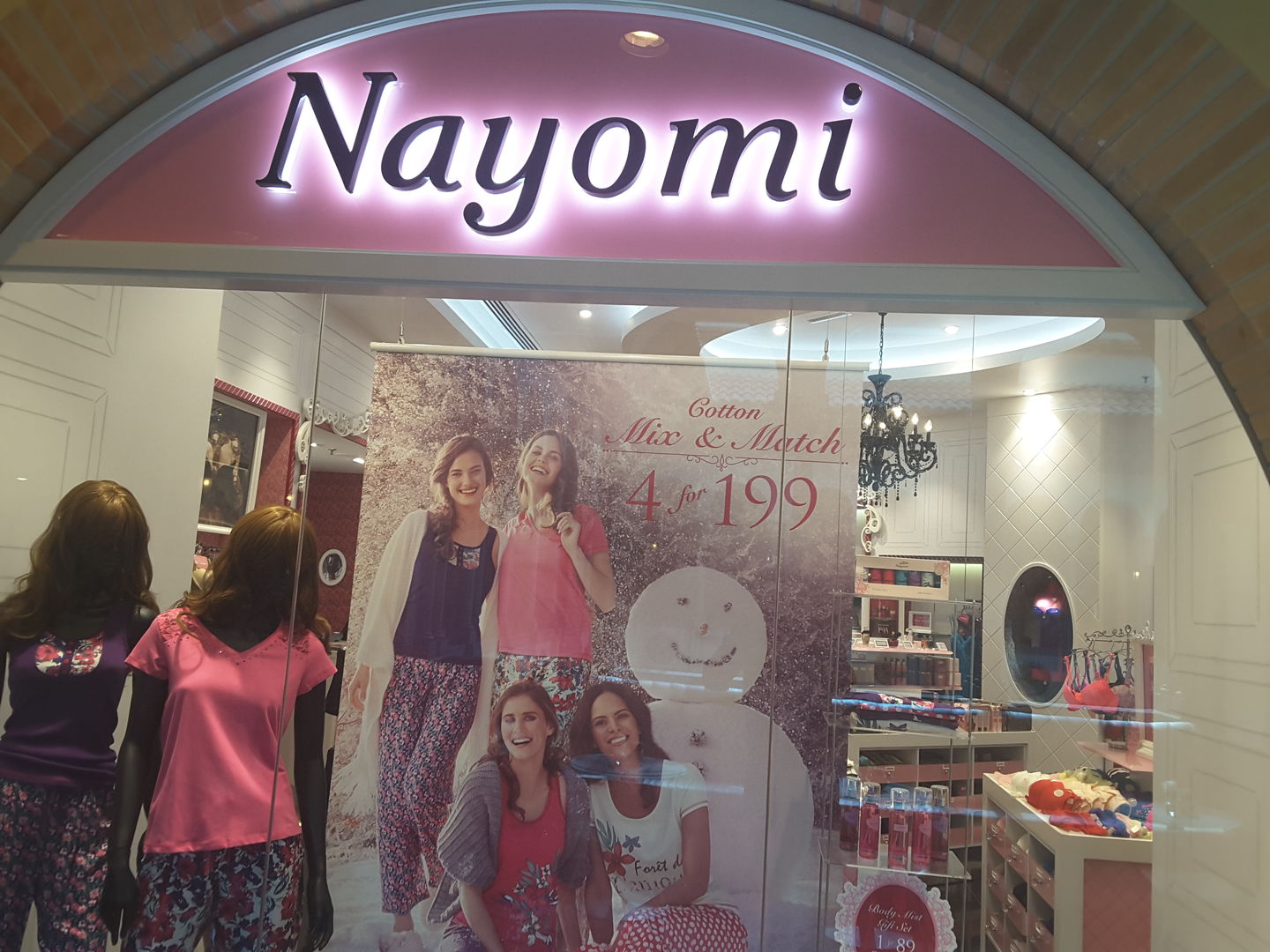 HiDubai-business-nayomi-shopping-apparel-jumeirah-1-dubai-4