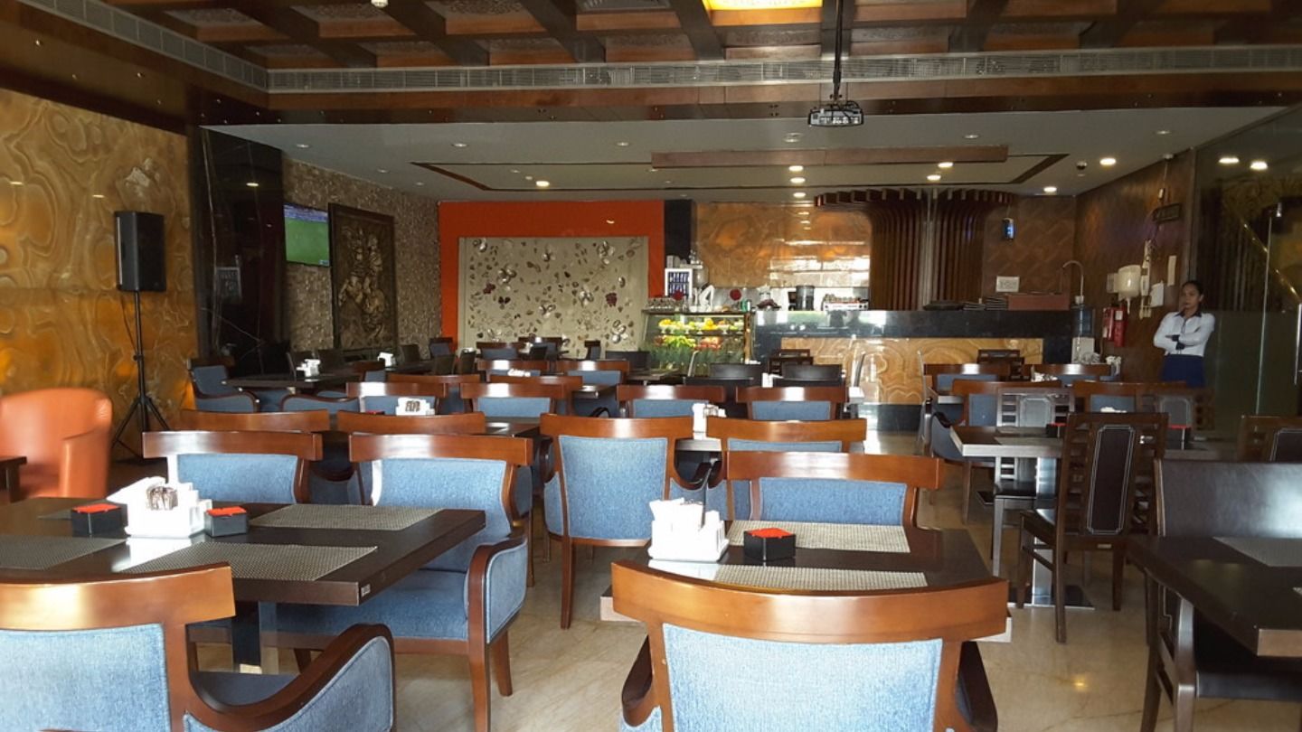 HiDubai-business-maxine-restaurant-food-beverage-restaurants-bars-al-garhoud-dubai-2