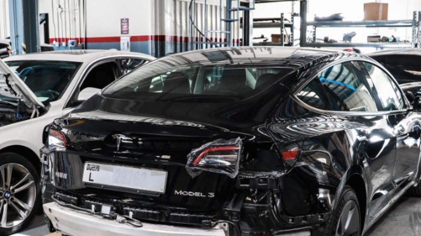 HiDubai-business-legend-world-automobile-services-transport-vehicle-services-car-assistance-repair-al-quoz-industrial-2-dubai