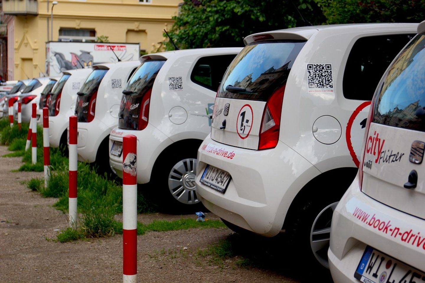 HiDubai-business-blue-five-star-rent-a-car-transport-vehicle-services-car-rental-services-al-karama-dubai-2