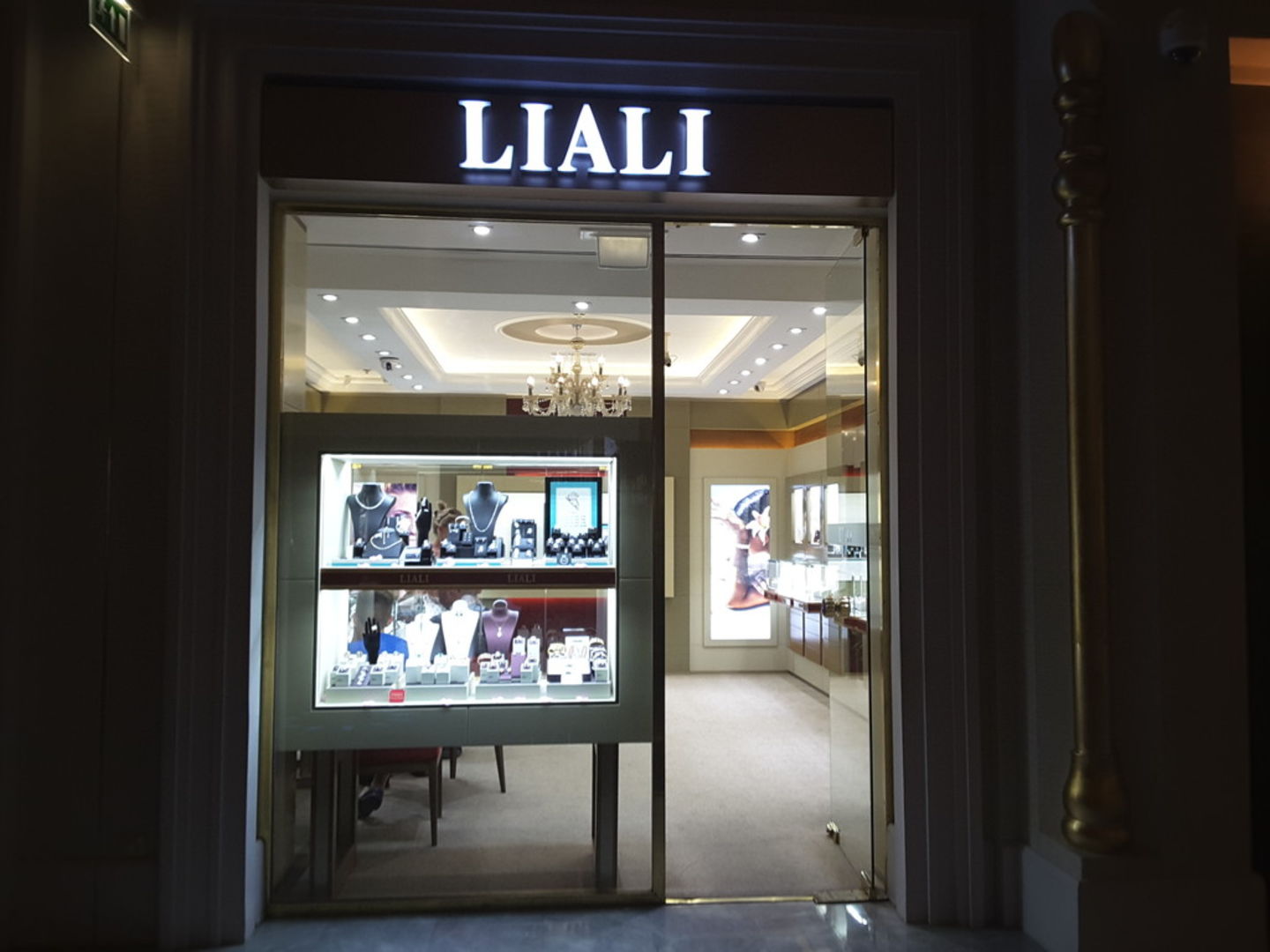 HiDubai-business-liali-shopping-jewellery-precious-stones-the-palm-jumeirah-nakhlat-jumeirah-dubai-2