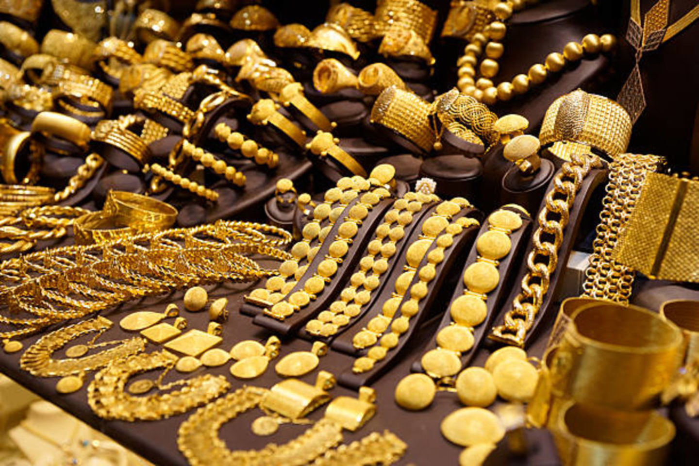 HiDubai-business-dazzle-dream-imitation-jewellery-trading-shopping-jewellery-precious-stones-meena-bazar-al-souq-al-kabeer-dubai