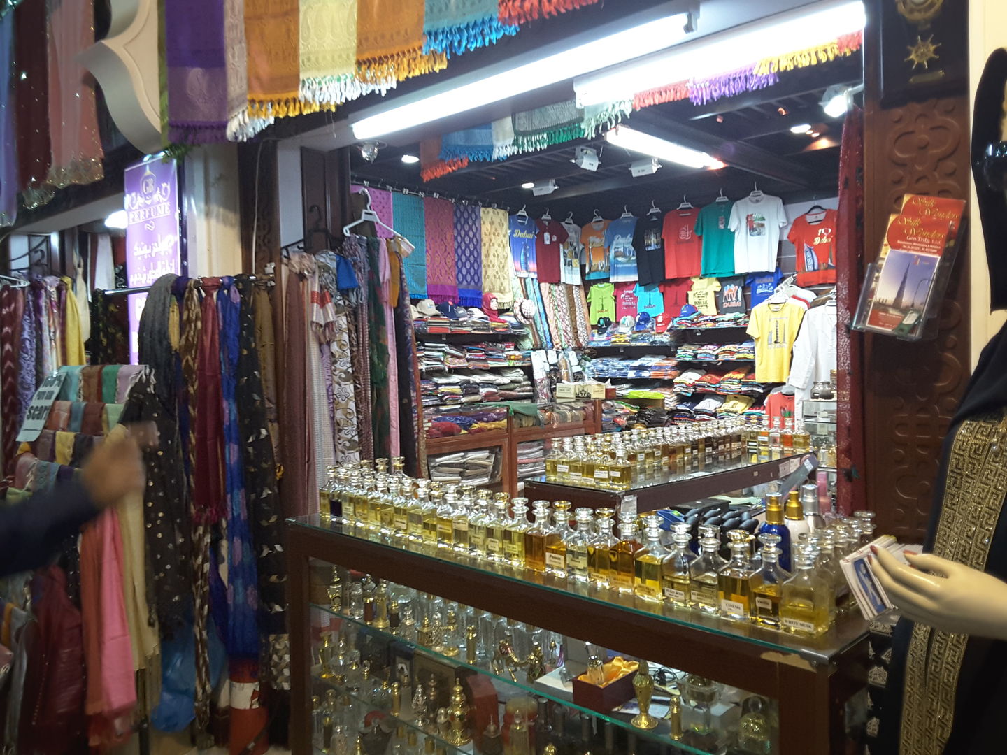 HiDubai-business-golden-boutique-perfumes-trading-shopping-beauty-cosmetics-stores-al-fahidi-al-souq-al-kabeer-dubai-2