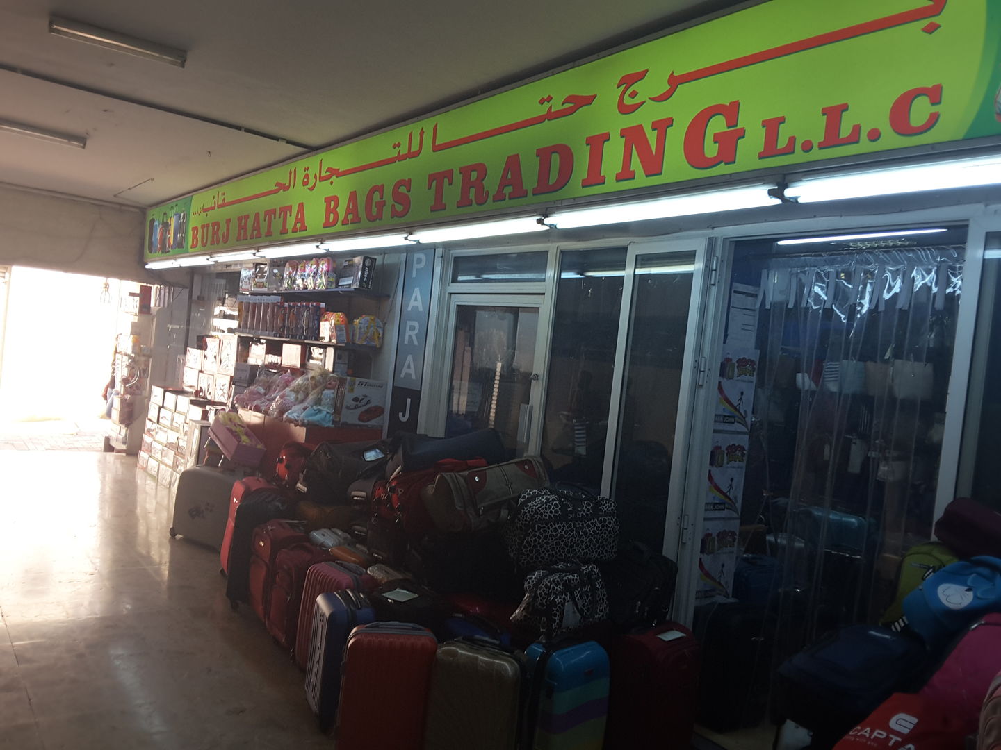 HiDubai-business-burj-hatta-bags-trading-shopping-fashion-accessories-meena-bazar-al-souq-al-kabeer-dubai-2