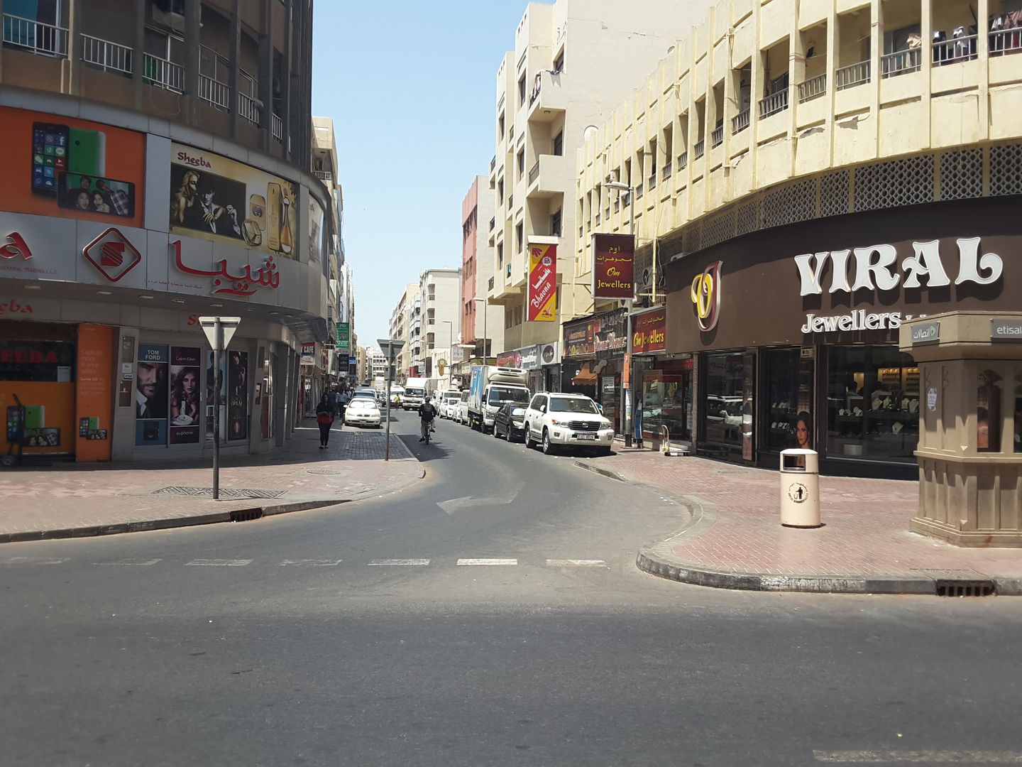 HiDubai-business-al-ofoq-al-dahabi-trading-shopping-apparel-meena-bazar-al-souq-al-kabeer-dubai-2
