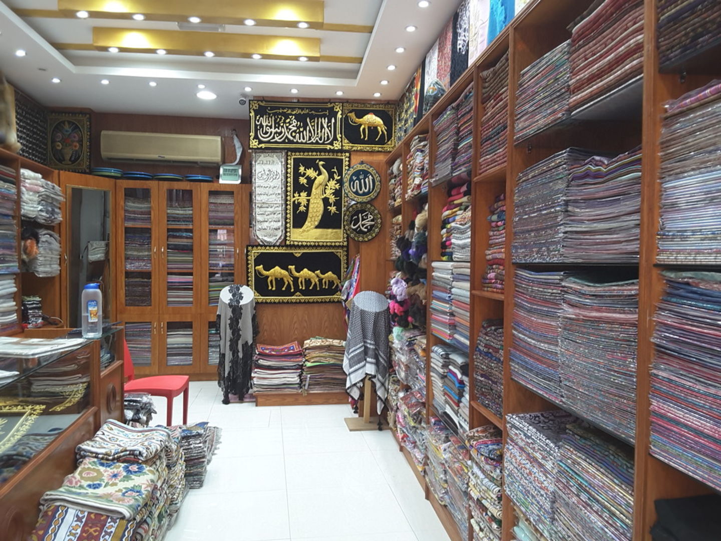 HiDubai-business-the-pashmina-house-trading-shopping-fashion-accessories-meena-bazar-al-souq-al-kabeer-dubai-2