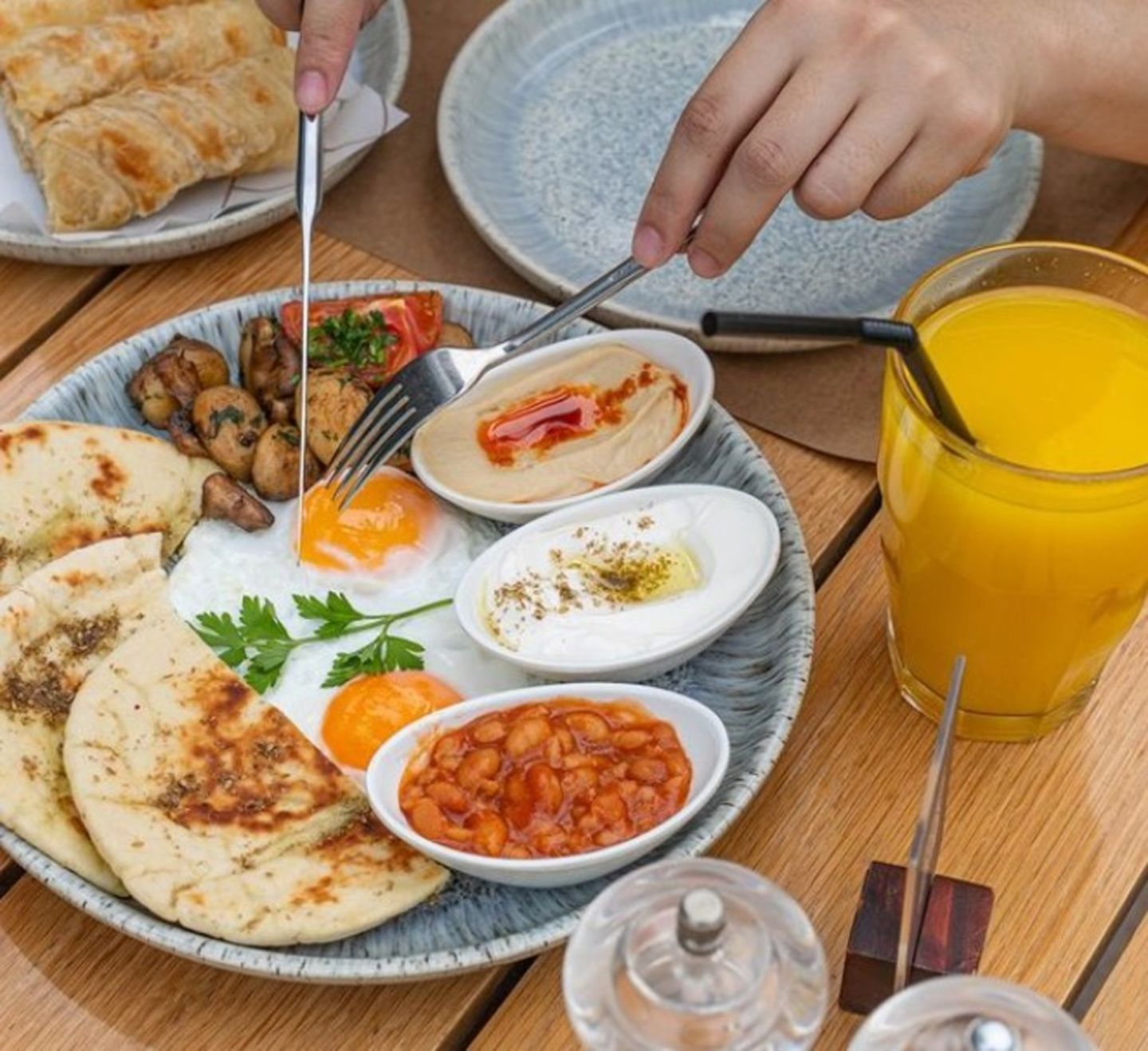 HiDubai-business-karak-house-food-beverage-restaurants-bars-al-yalayis-2-dubai