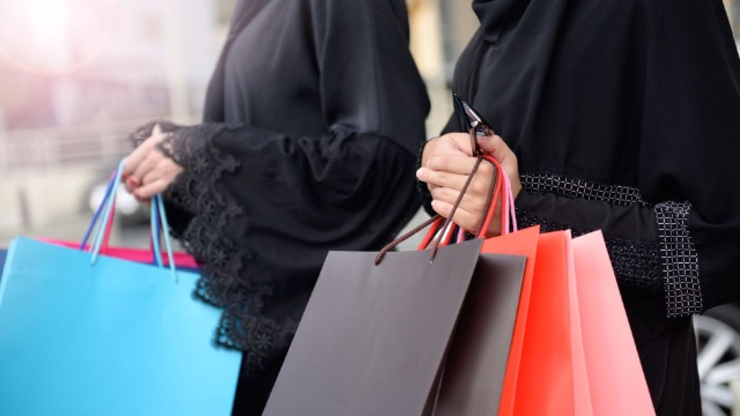 HiDubai-business-maknas-abaya-shopping-apparel-naif-dubai-2