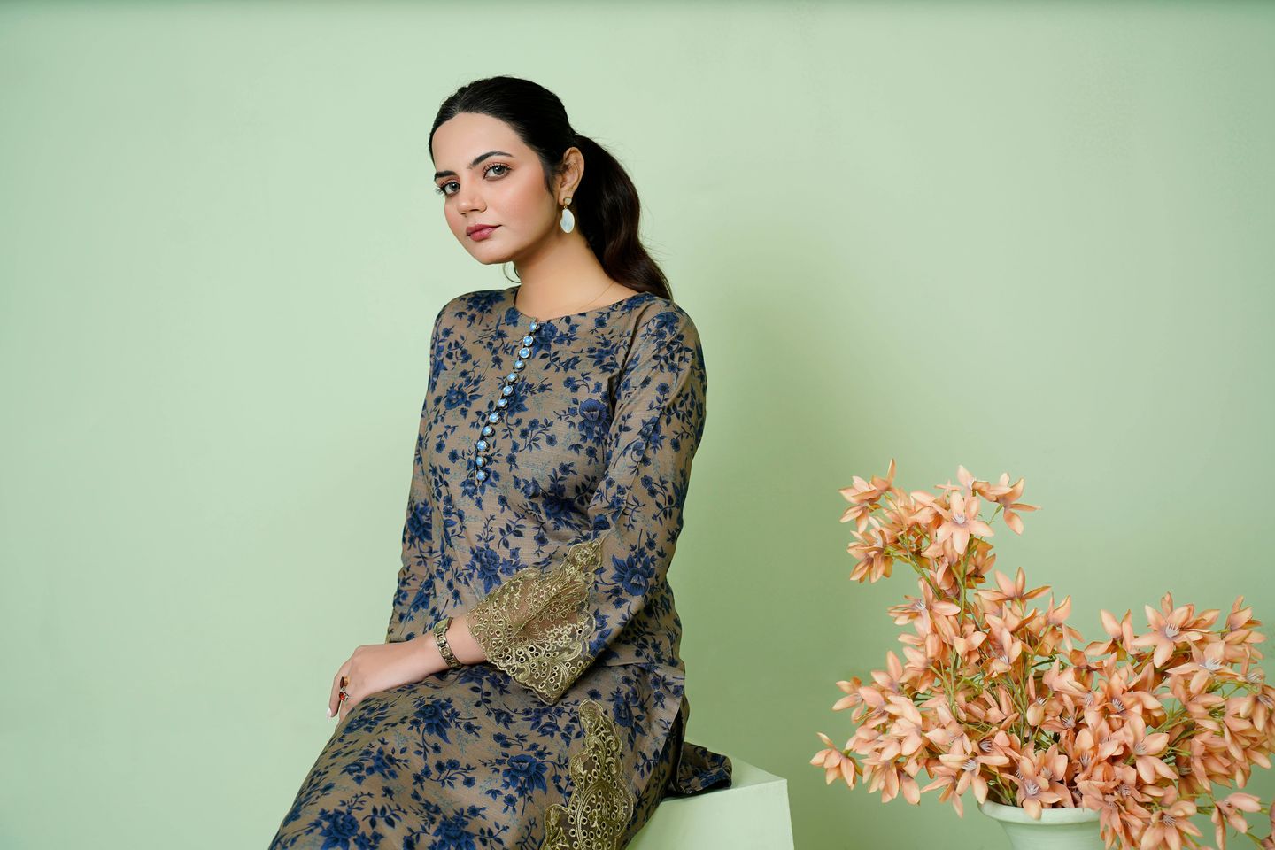 HiDubai-business-amna-textile-trading-and-tailoring-branch-shopping-apparel-meena-bazar-al-souq-al-kabeer-dubai