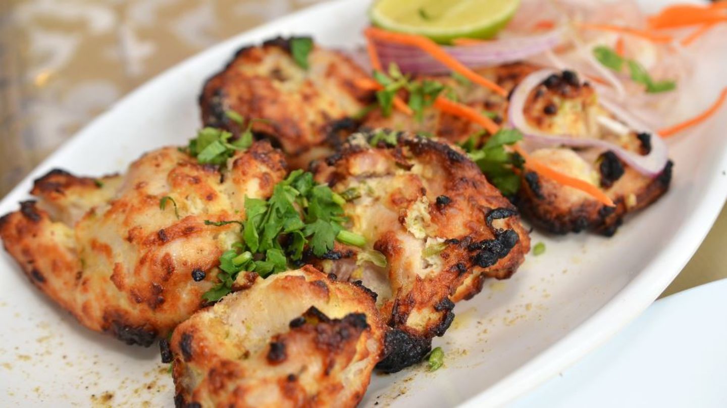 HiDubai-business-al-tawos-restaurant-food-beverage-restaurants-bars-nad-al-hammar-dubai