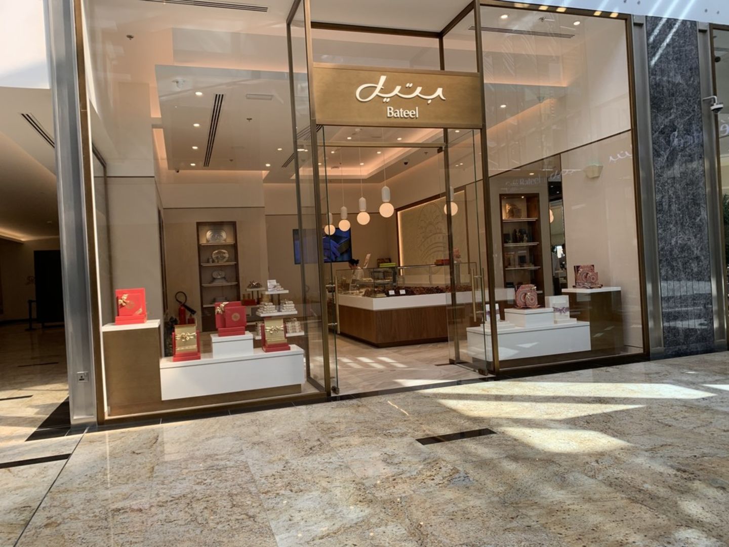 HiDubai-business-bateel-food-beverage-bakeries-desserts-sweets-the-palm-jumeirah-nakhlat-jumeirah-dubai-3