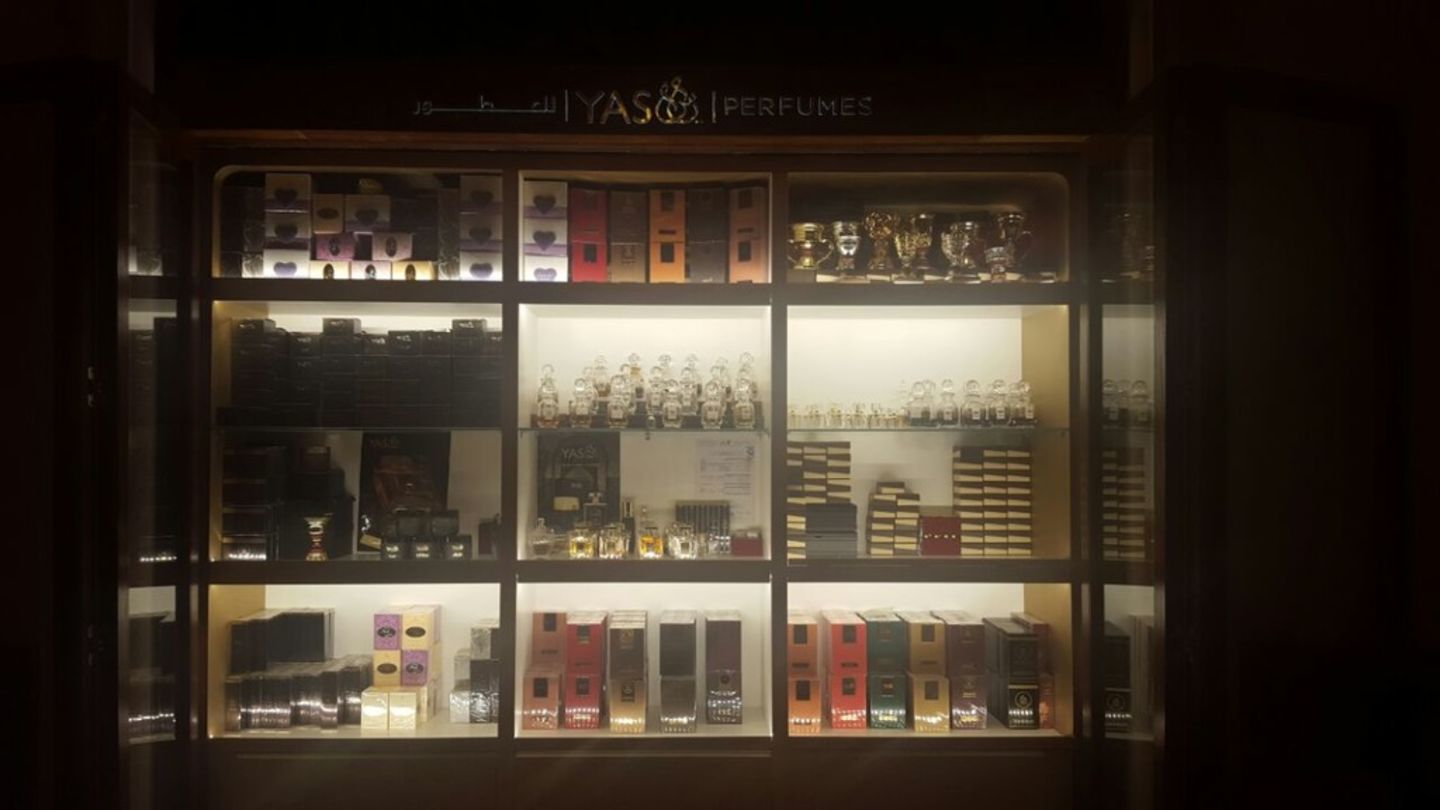 HiDubai-business-yas-perfumes-shopping-beauty-cosmetics-stores-the-palm-jumeirah-nakhlat-jumeirah-dubai-2