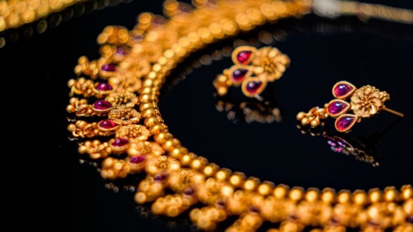 HiDubai-business-centurion-diamonds-shopping-jewellery-precious-stones-corniche-deira-dubai