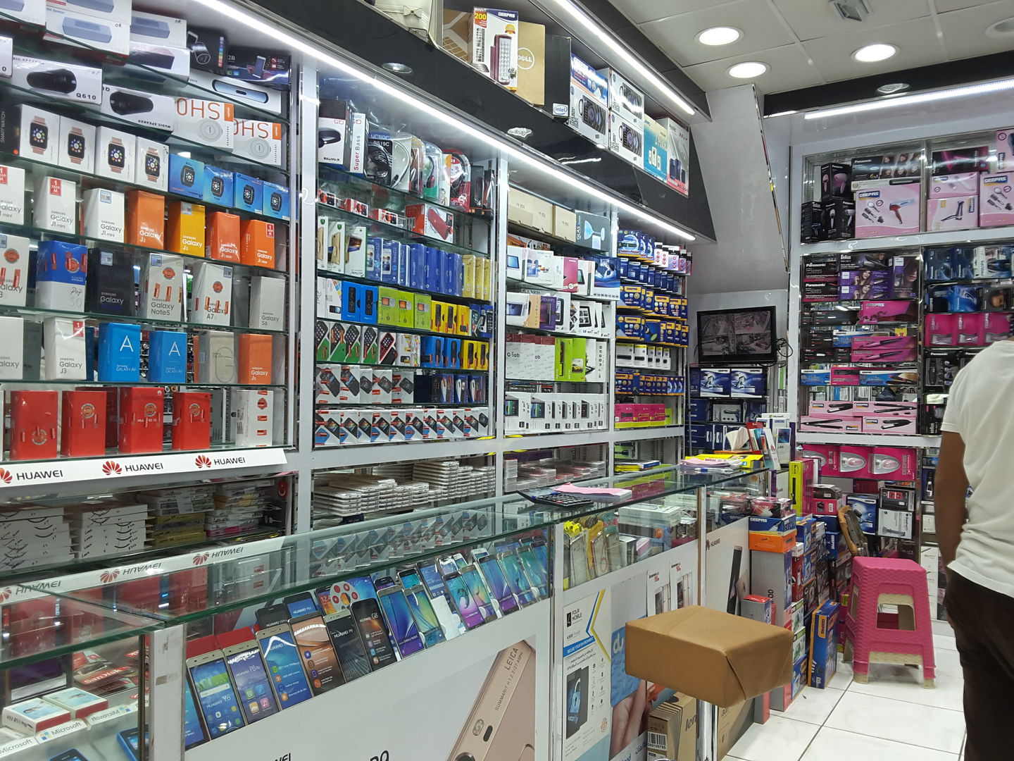 HiDubai-business-royal-status-general-trading-shopping-fashion-accessories-meena-bazar-al-souq-al-kabeer-dubai-2