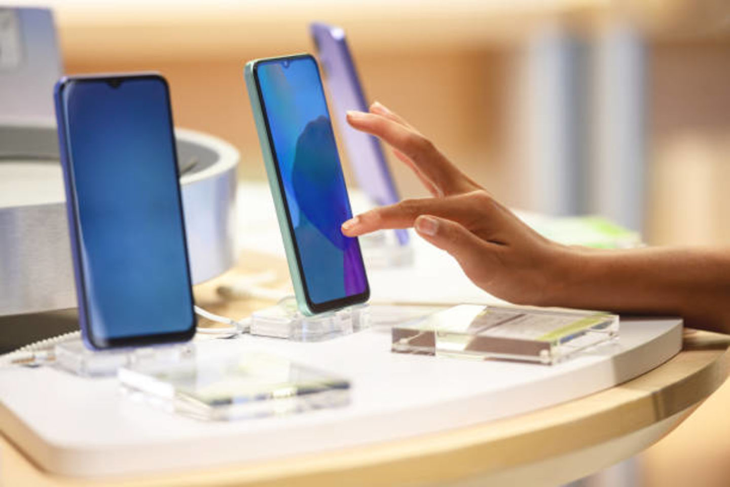 HiDubai-business-apple-man-trading-shopping-consumer-electronics-naif-dubai