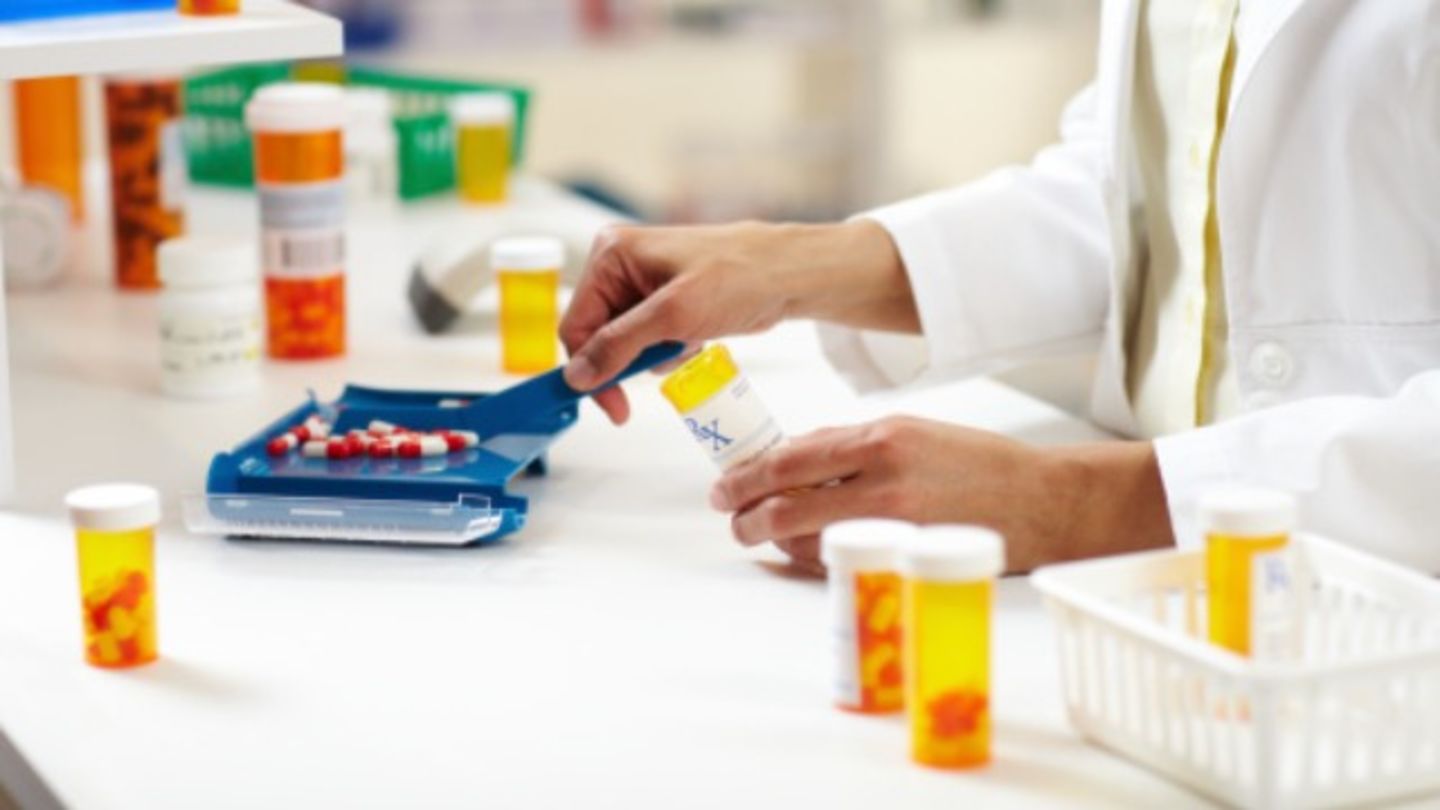 HiDubai-business-modern-al-falah-pharmacy-beauty-wellness-health-pharmacy-al-wasl-dubai