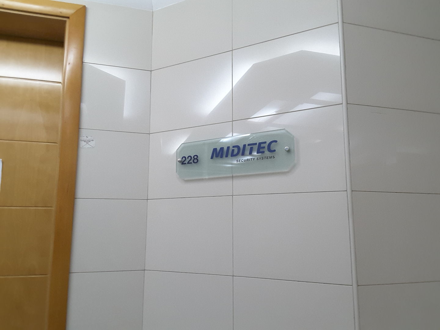 HiDubai-business-miditec-daten-systeme-media-marketing-it-it-telecommunication-oud-metha-dubai-2