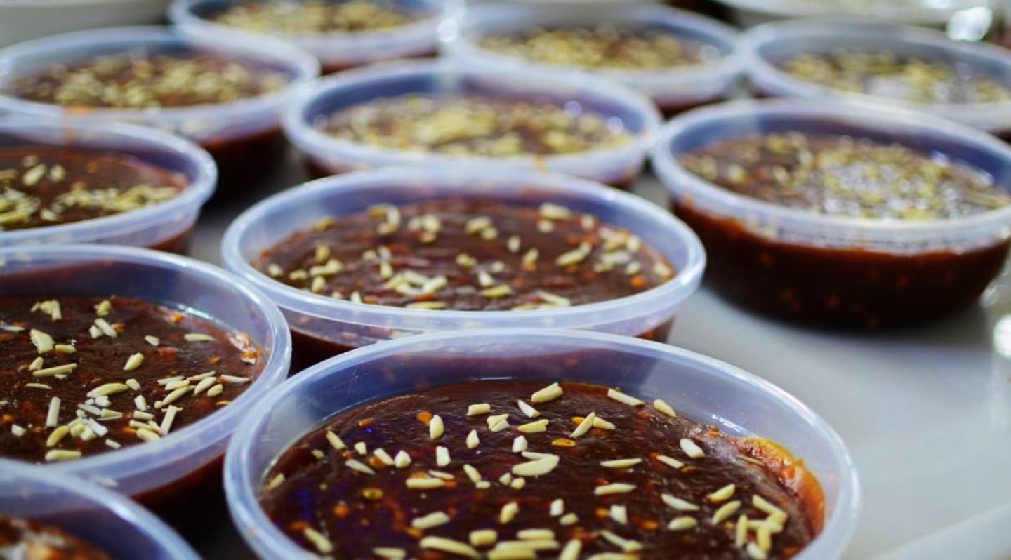 HiDubai-business-al-nizwani-halwa-local-sweets-food-beverage-bakeries-desserts-sweets-dubai-festival-city-second-al-kheeran-dubai
