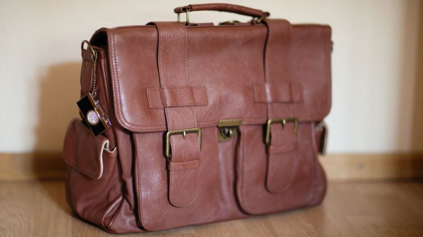 HiDubai-business-posh-leather-products-trading-shopping-fashion-accessories-al-buteen-dubai