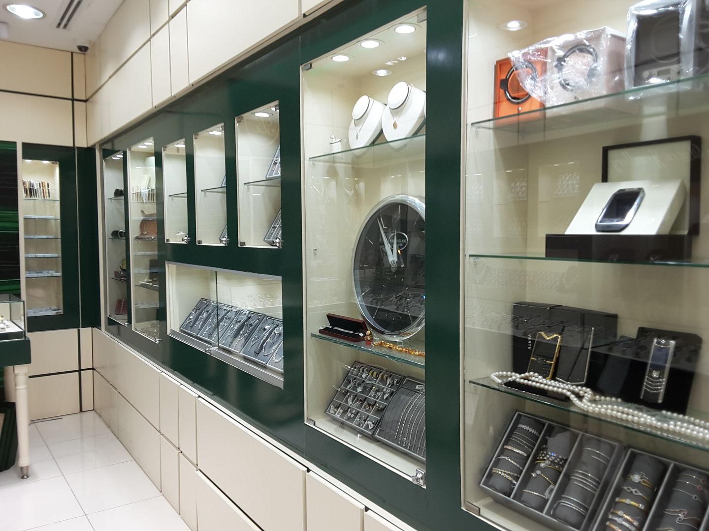 HiDubai-business-beauty-queen-jewellery-shopping-jewellery-precious-stones-al-daghaya-dubai-2
