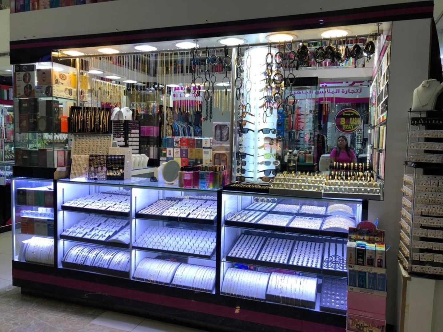 HiDubai-business-mayed-alhammadi-watches-trading-shopping-souvenirs-gifts-al-bada-dubai