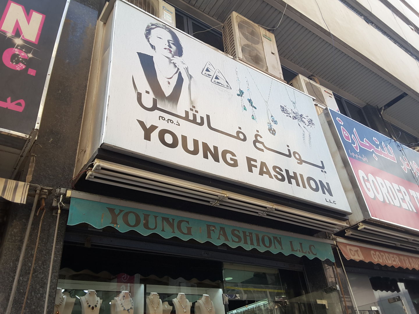 HiDubai-business-young-fashion-shopping-fashion-accessories-al-sabkha-dubai-2