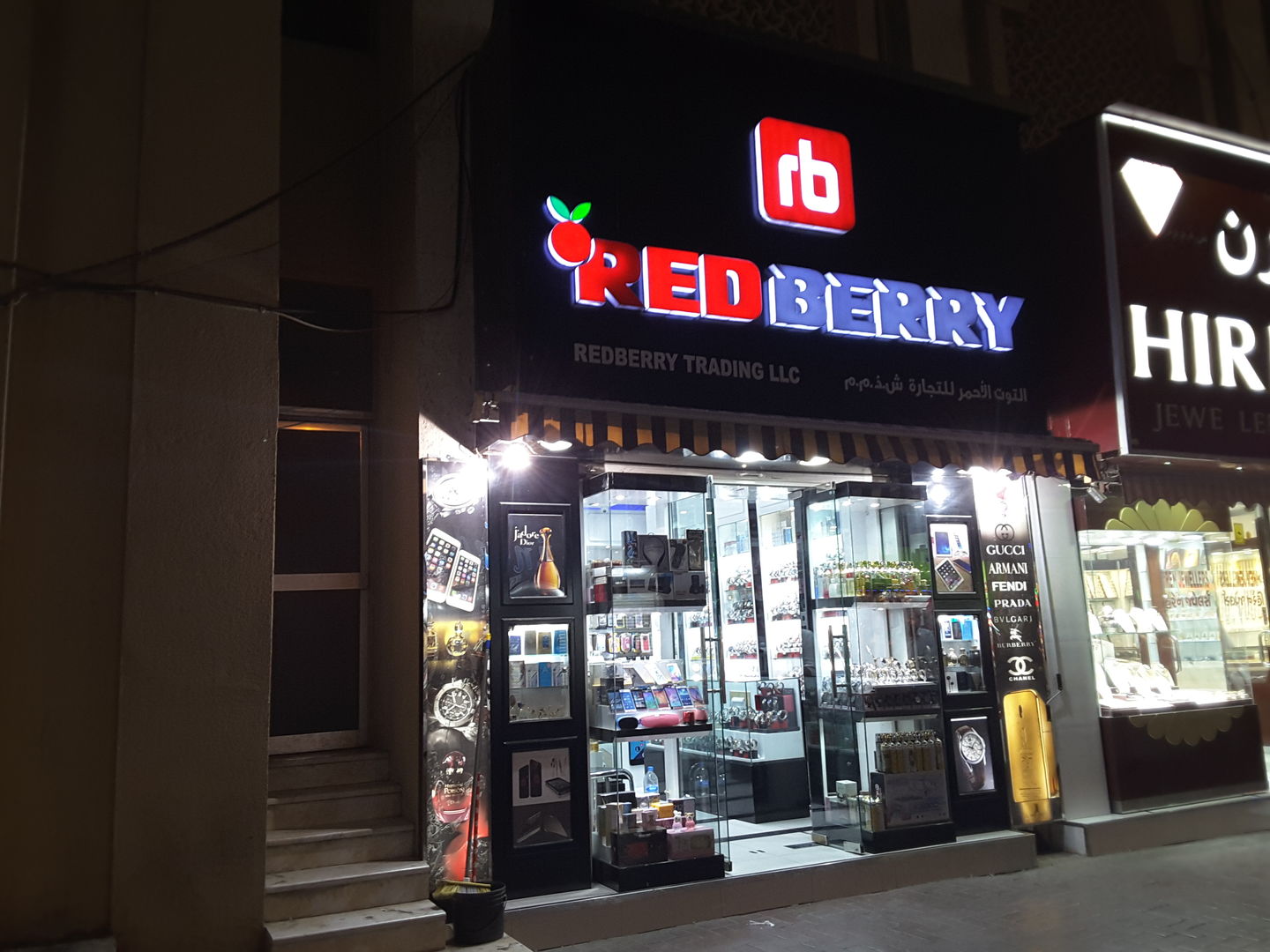 HiDubai-business-red-berry-trading-shopping-consumer-electronics-meena-bazar-al-souq-al-kabeer-dubai-2