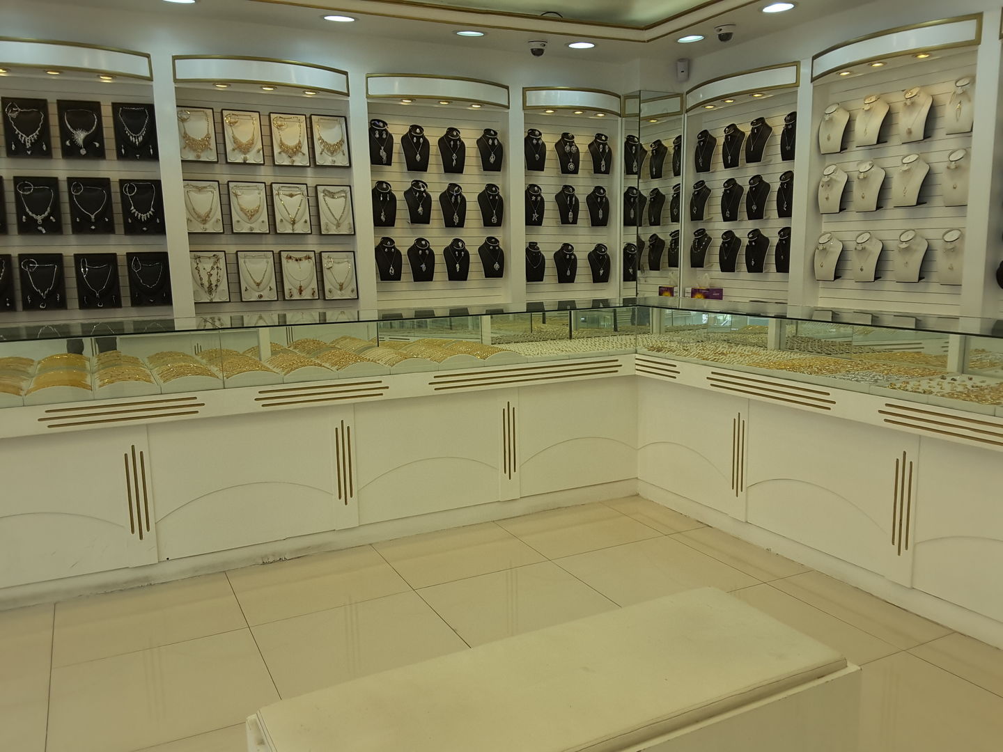 HiDubai-business-al-hadeyya-jewellery-shopping-jewellery-precious-stones-al-satwa-dubai-2