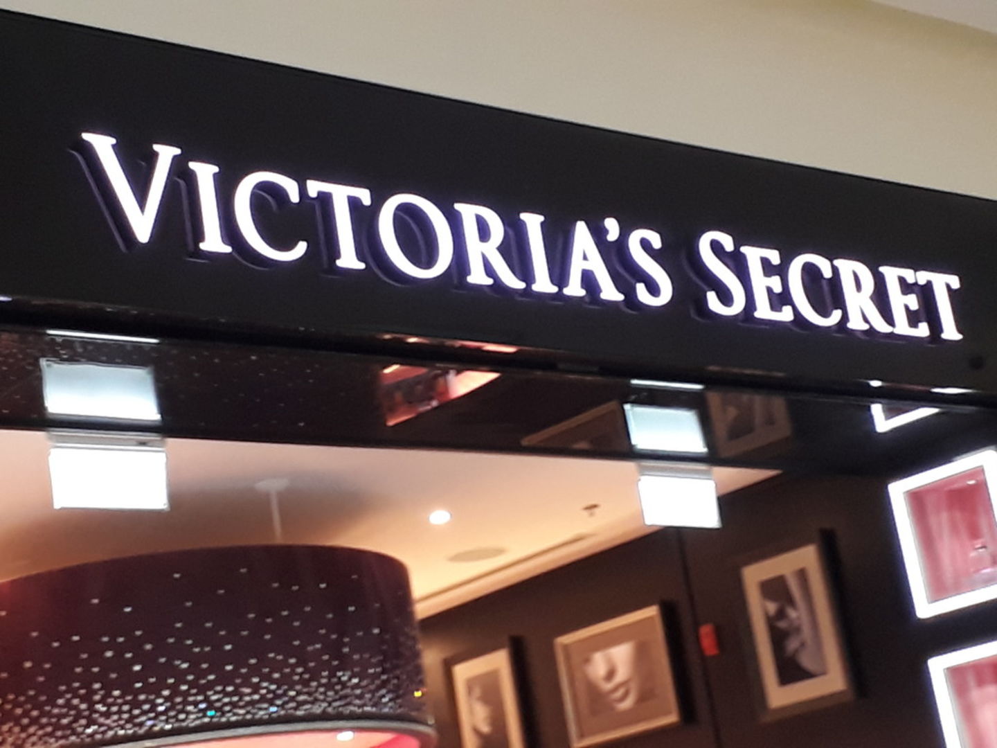 HiDubai-business-victorias-secret-beauty-accessories-shopping-beauty-cosmetics-stores-burj-khalifa-dubai-2