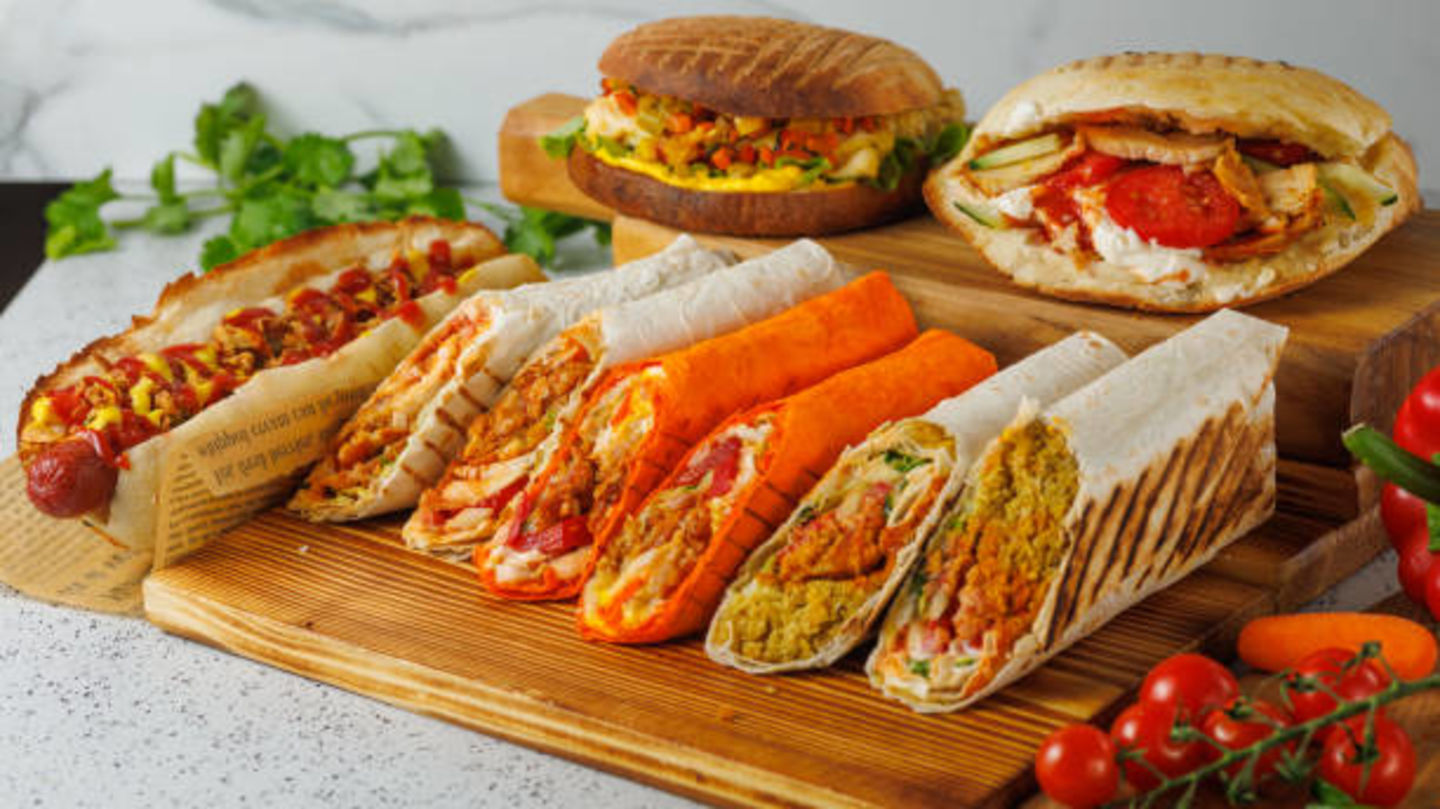 HiDubai-business-jumaira-falcon-cafeteria-restaurant-food-beverage-cafeterias-al-bada-dubai-2