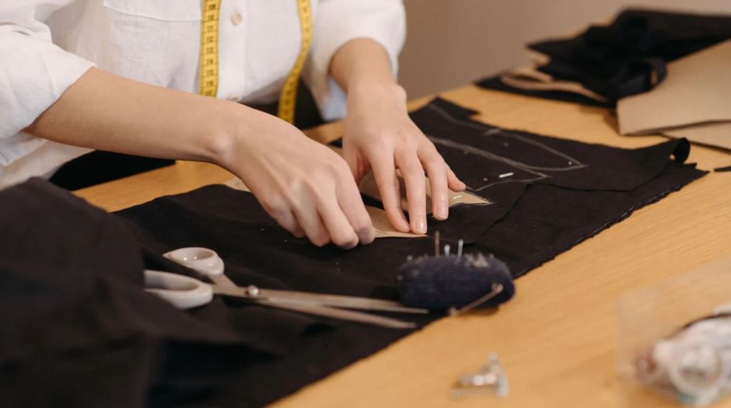 HiDubai-business-black-elite-tailoring-and-embroidery-home-tailoring-hor-al-anz-east-dubai