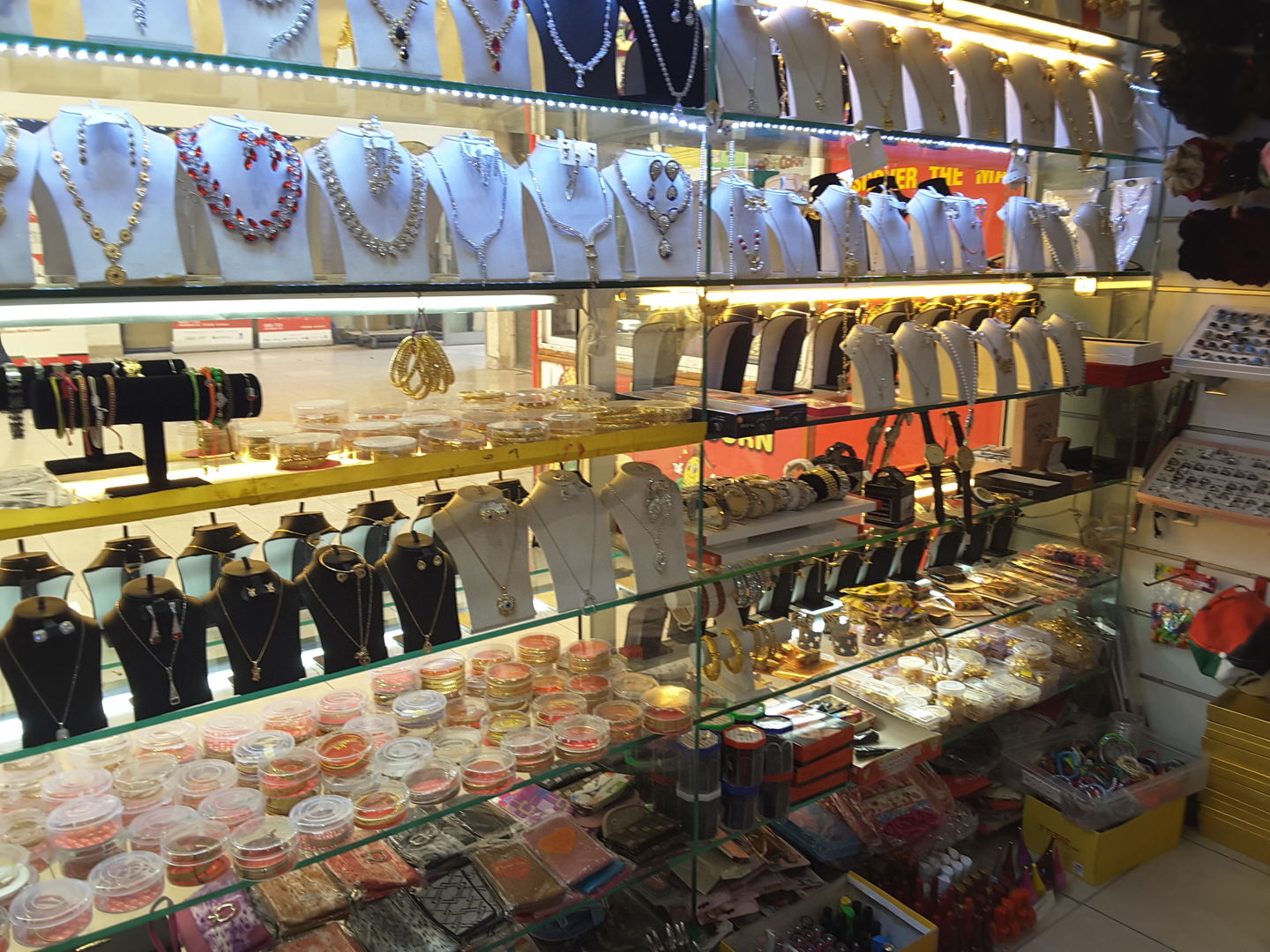 HiDubai-business-wadi-alzeena-gifts-shopping-fashion-accessories-al-rashidiya-dubai-2