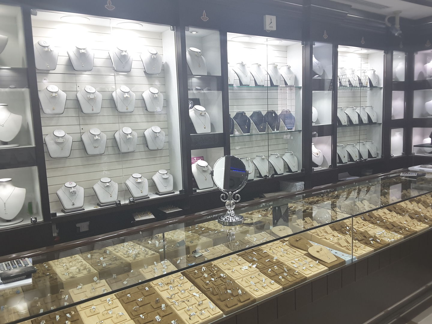 HiDubai-business-mann-meet-jewellery-shopping-jewellery-precious-stones-al-raffa-al-raffa-dubai-2