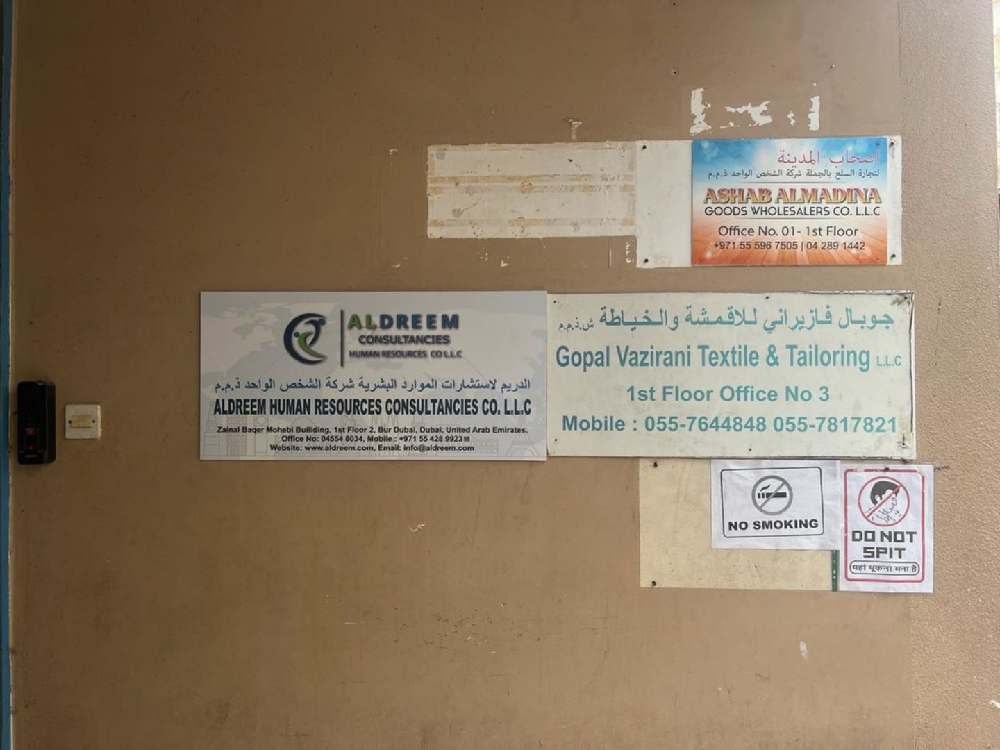 HiDubai-business-ashab-almadina-goods-wholesalers-shopping-apparel-meena-bazar-al-souq-al-kabeer-dubai