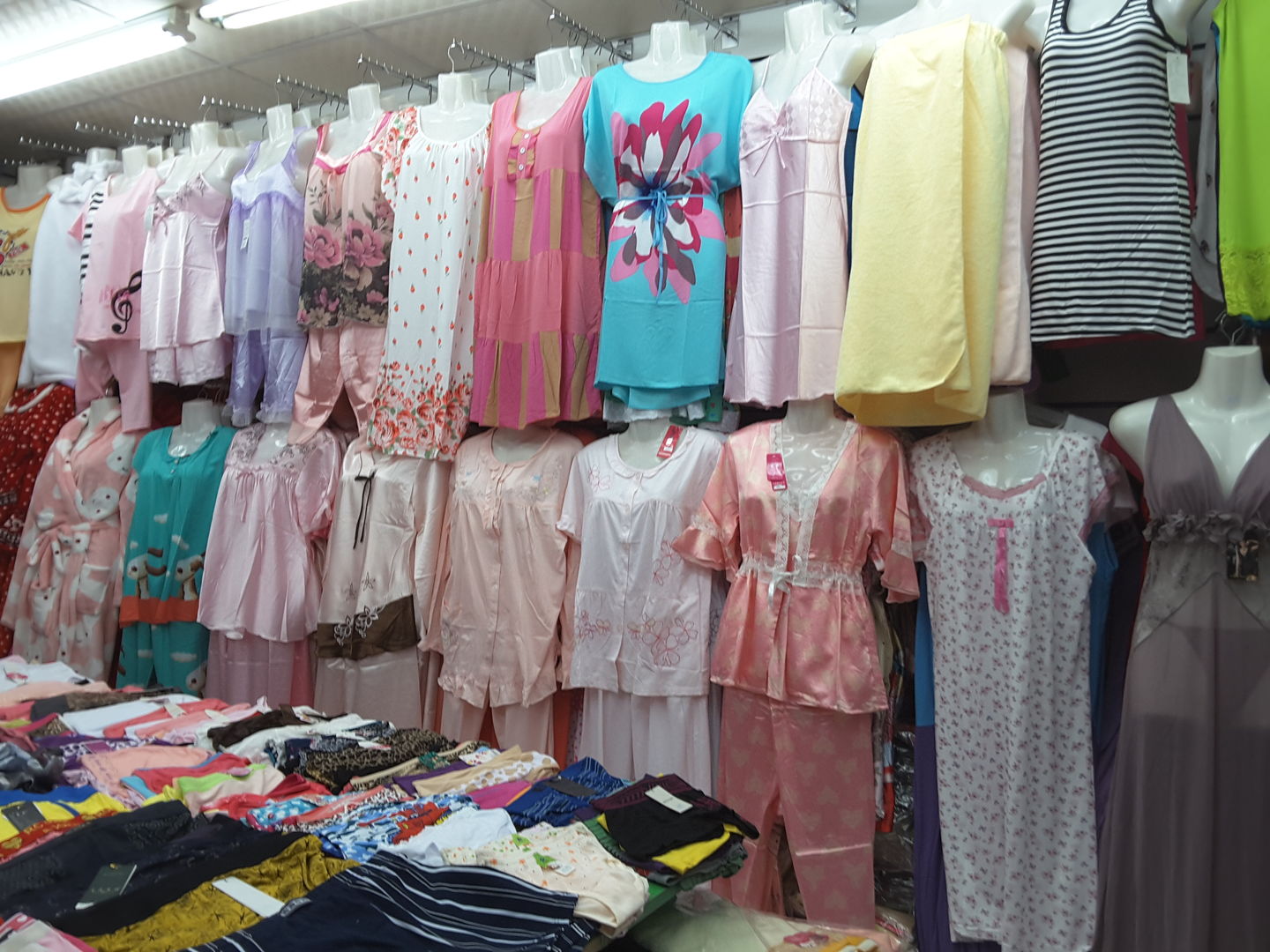 HiDubai-business-red-belt-ready-made-garments-shopping-apparel-naif-dubai