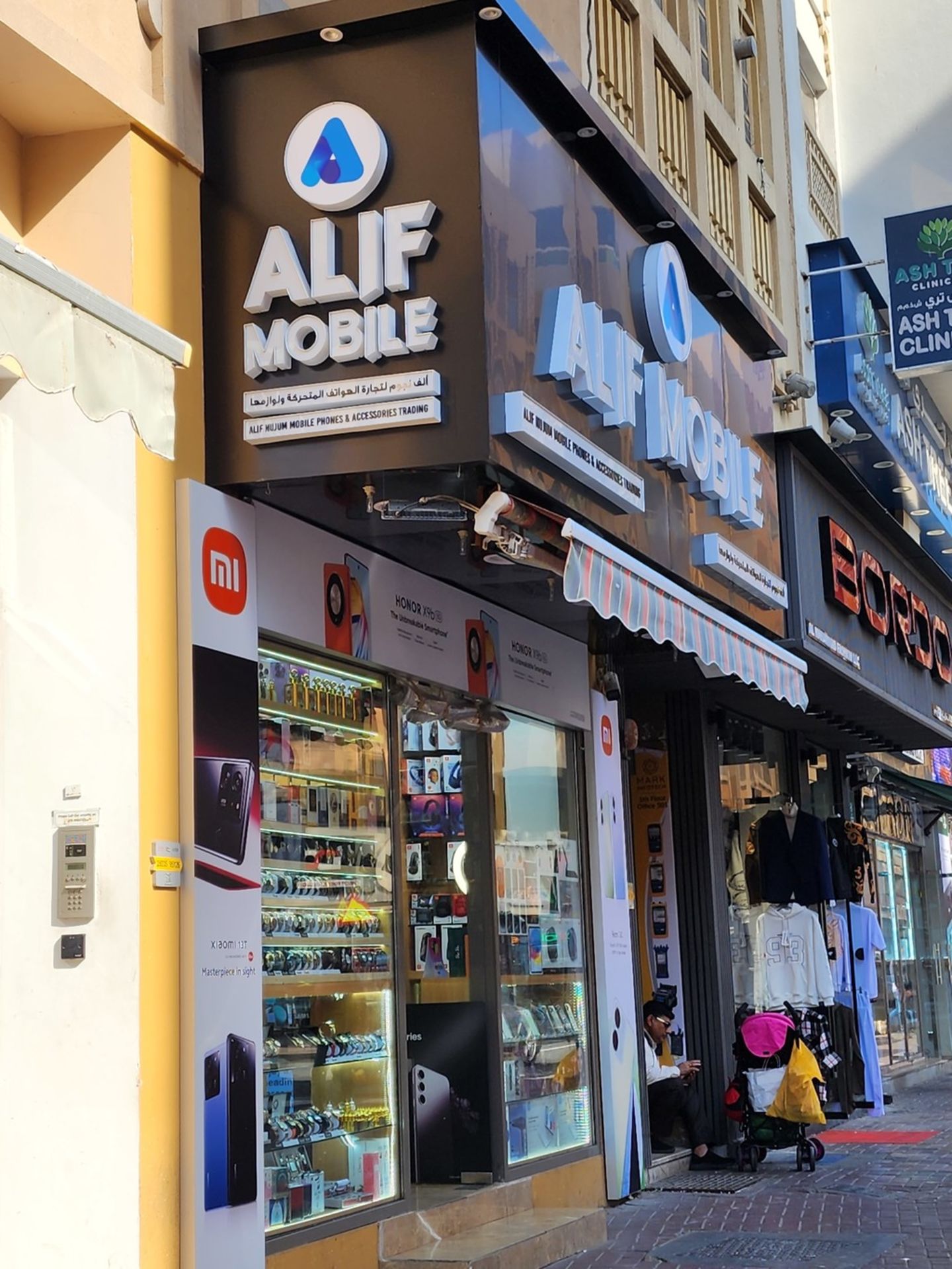 HiDubai-business-alif-nujum-mobile-phones-accessories-trading-shopping-consumer-electronics-meena-bazar-al-souq-al-kabeer-dubai