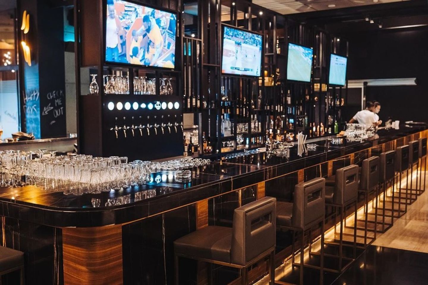 HiDubai-business-nelsons-sports-bar-food-beverage-restaurants-bars-business-bay-dubai