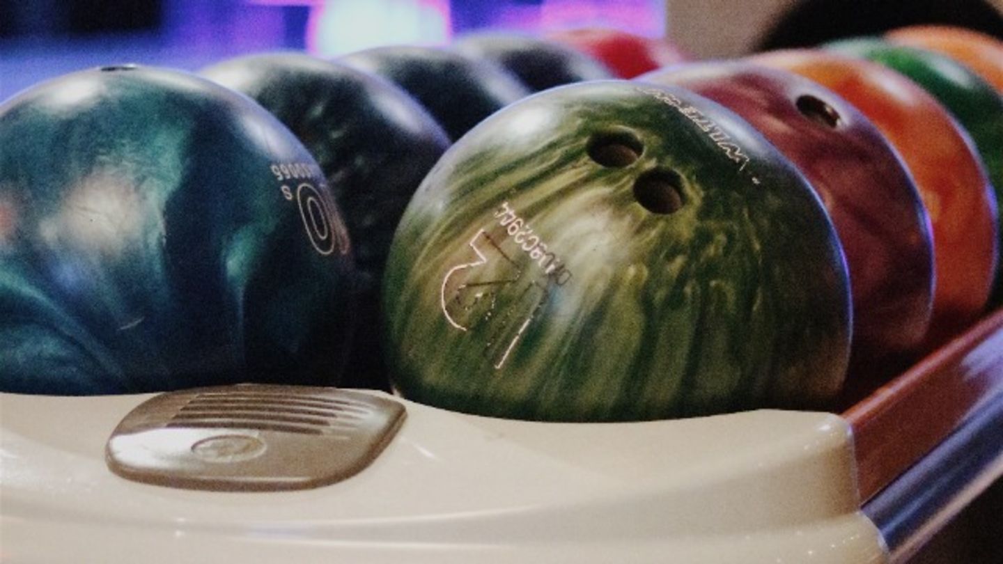 HiDubai-business-bowling-corner-sports-equipment-shopping-sporting-goods-equipment-al-mamzar-dubai