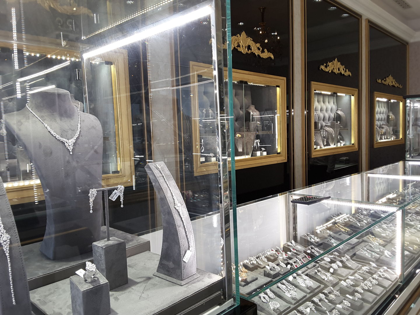 HiDubai-business-al-buta-jewellery-shopping-jewellery-precious-stones-al-ras-dubai-2