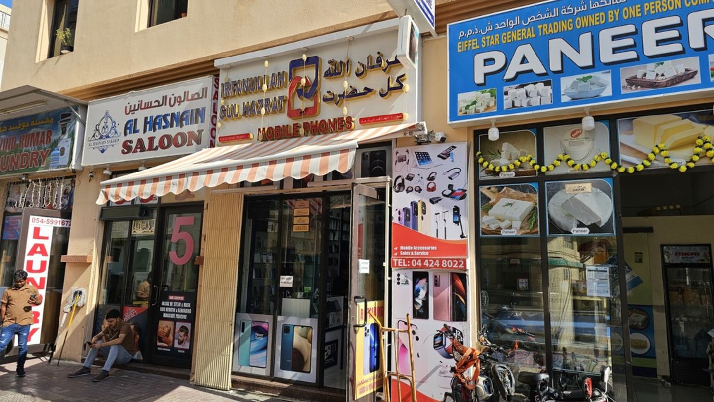 HiDubai-business-irfanullah-gul-hazrat-mobile-phones-trading-shopping-consumer-electronics-meena-bazar-al-souq-al-kabeer-dubai