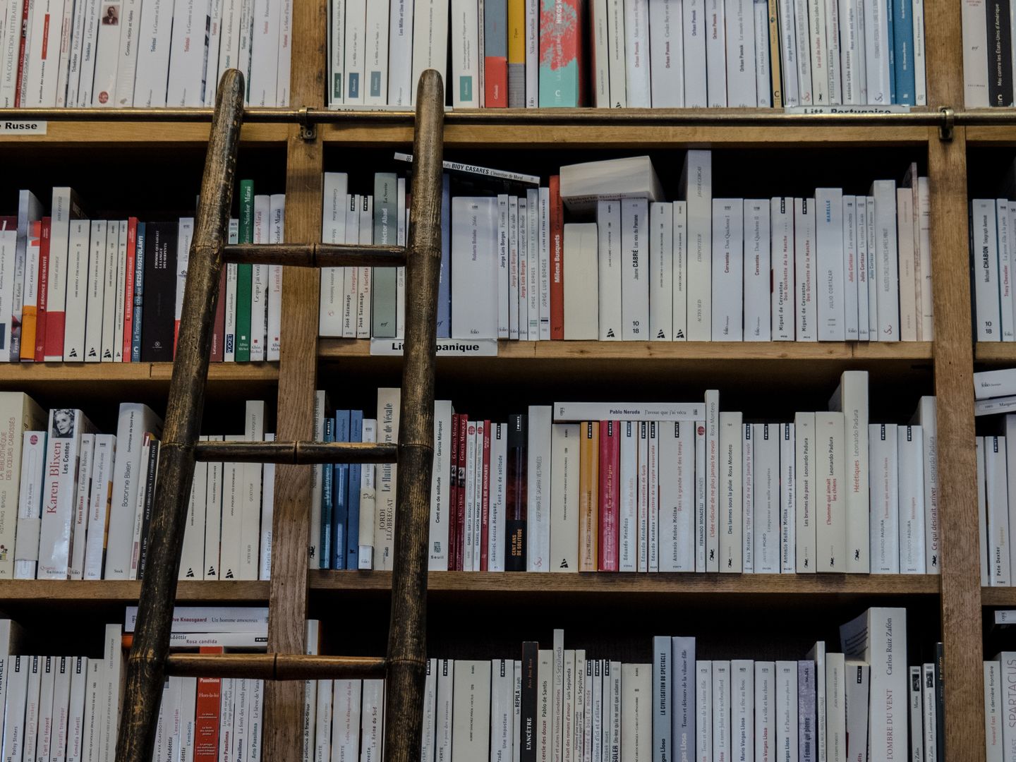 HiDubai-business-bookshop-2000-shopping-books-movies-music-mirdif-dubai-2