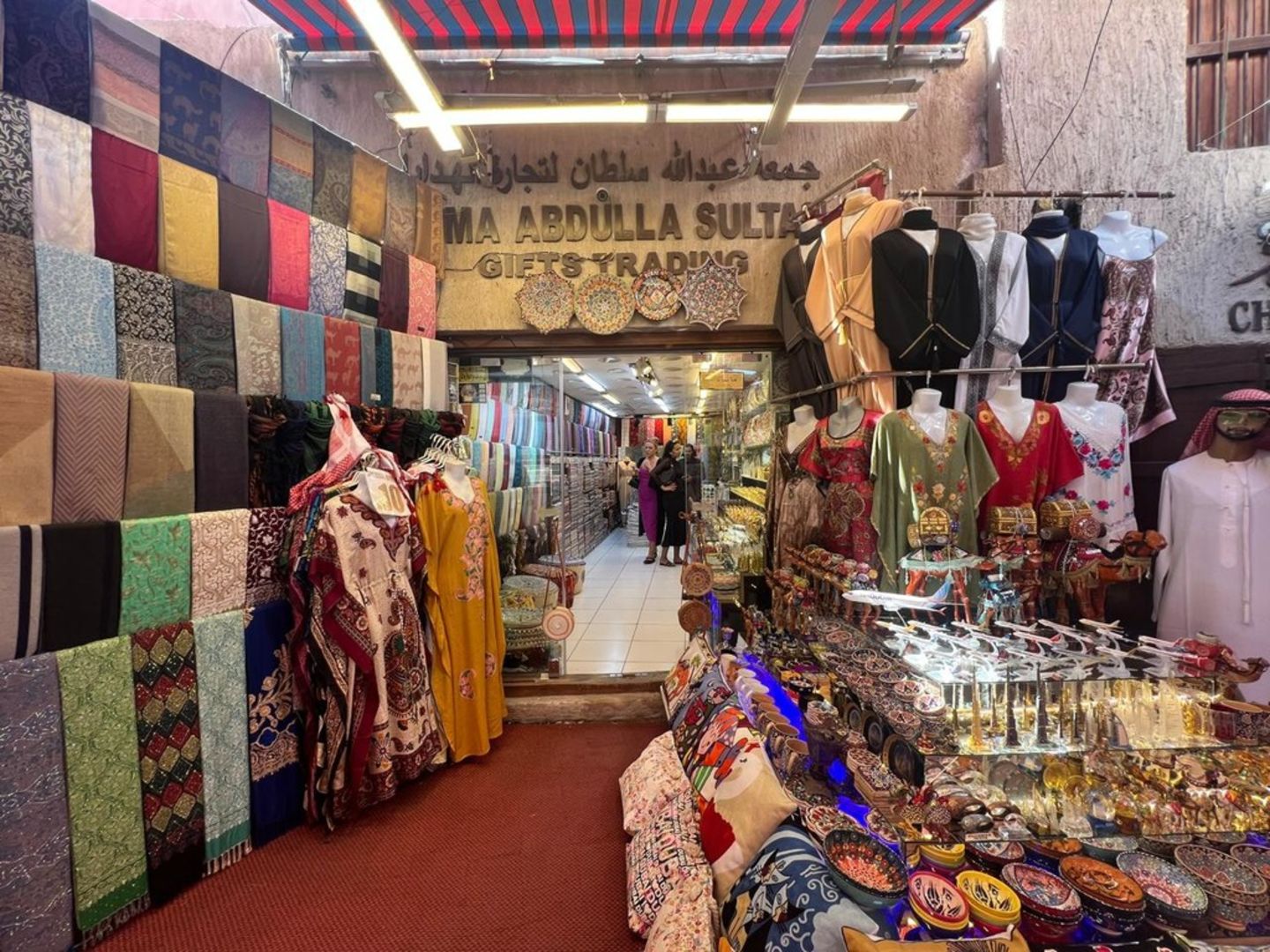 HiDubai-business-juma-abdulla-sultan-gifts-trading-shopping-apparel-al-fahidi-al-souq-al-kabeer-dubai