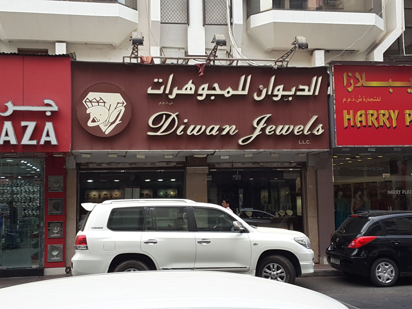 HiDubai-business-diwan-jewels-shopping-jewellery-precious-stones-meena-bazar-al-souq-al-kabeer-dubai-2