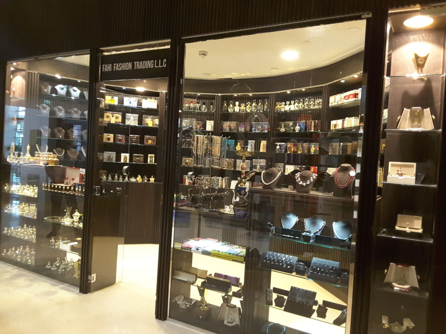 HiDubai-business-fahi-fashion-trading-shopping-souvenirs-gifts-the-palm-jumeirah-nakhlat-jumeirah-dubai-2