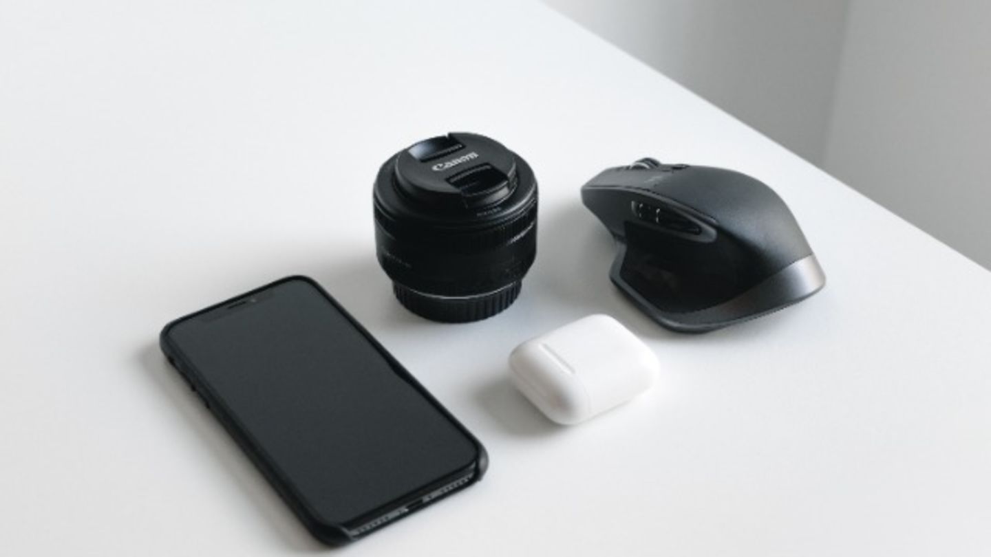 HiDubai-business-bilal-mirza-mobile-phones-accessories-trading-shopping-consumer-electronics-hor-al-anz-east-dubai