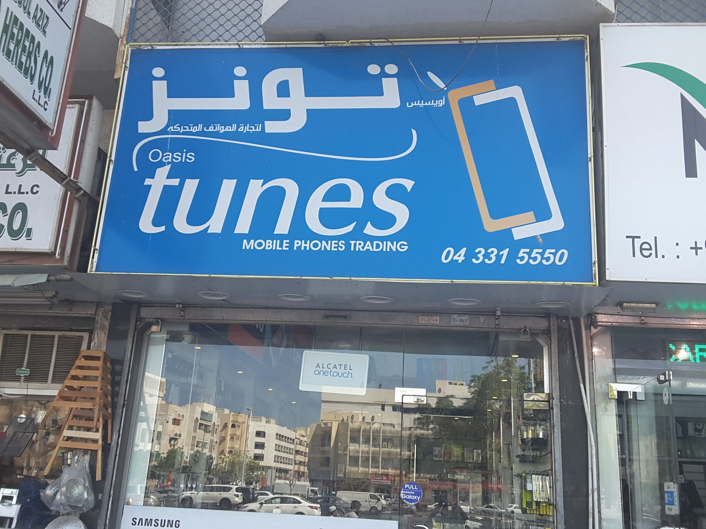 HiDubai-business-oasis-tunes-mobile-phones-trading-shopping-consumer-electronics-al-satwa-dubai-2