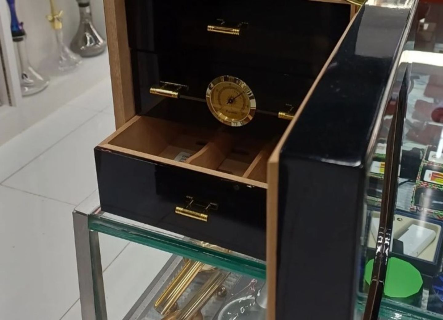 HiDubai-business-meystop-vape-smoking-requisites-shopping-smoking-centers-al-merkadh-dubai